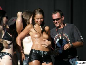 Tits and some pussies at rock concerts. Thumb 10