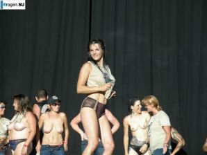 Tits and some pussies at rock concerts. Thumb 36