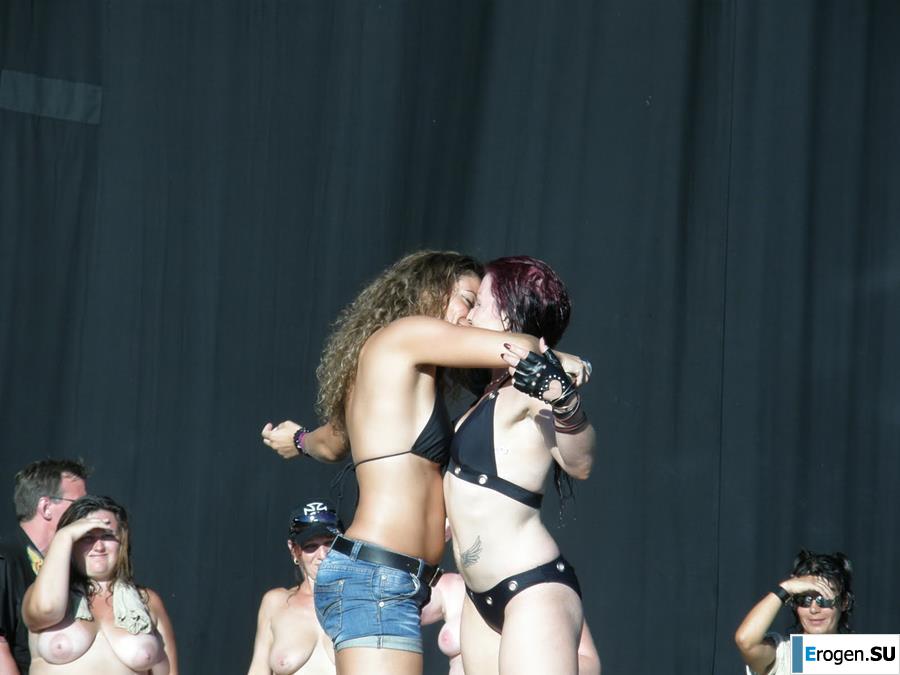 Сиськи и немного писек на рок-концертах. Часть 2. Фото 3