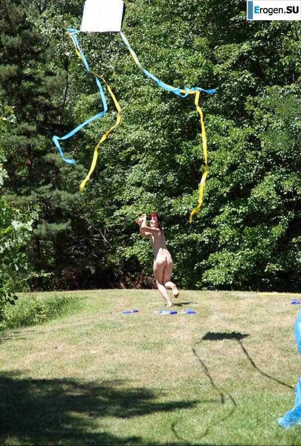 Нудистки впали в детство. Часть 3. Фото 7