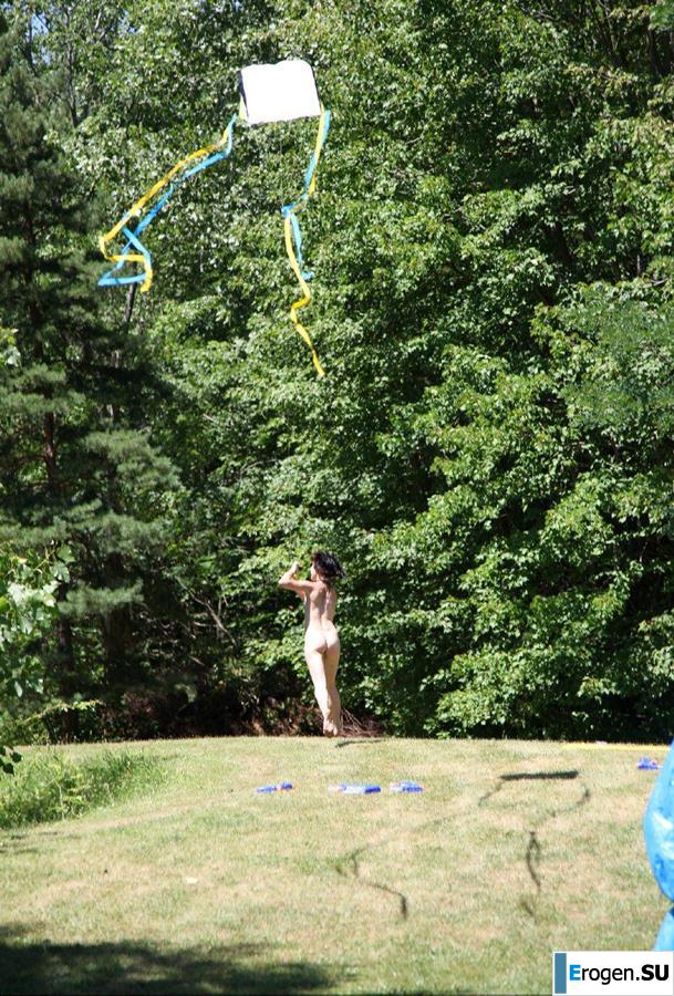 Нудистки впали в детство. Часть 3. Фото 8