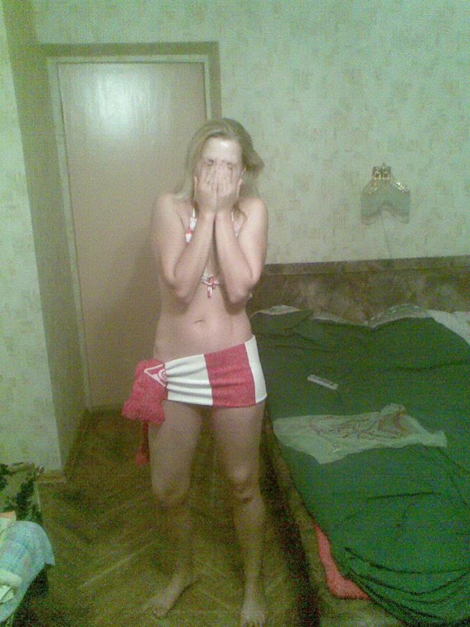 Блонда-эксгибиционистка без сисек. Часть 4. Фото 31