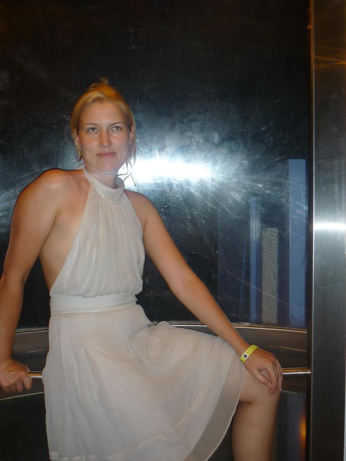 Блонда-эксгибиционистка без сисек. Часть 4. Фото 40