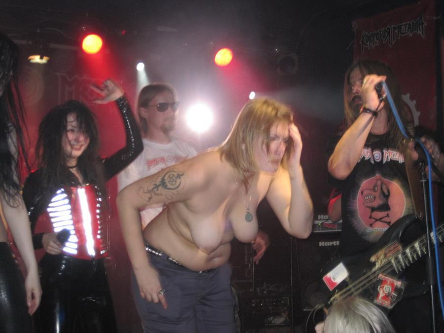 Сиськи и немного писек на рок-концертах. Часть 3. Фото 31