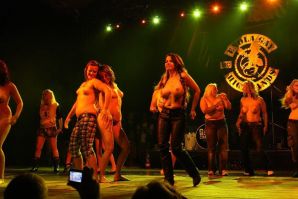 Сиськи и немного писек на рок-концертах. Часть 3. Эскиз 10