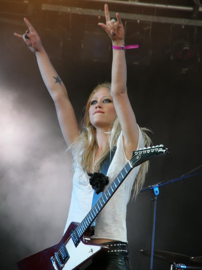 Tits and some pussies at rock concerts. Part 4. Photo 12