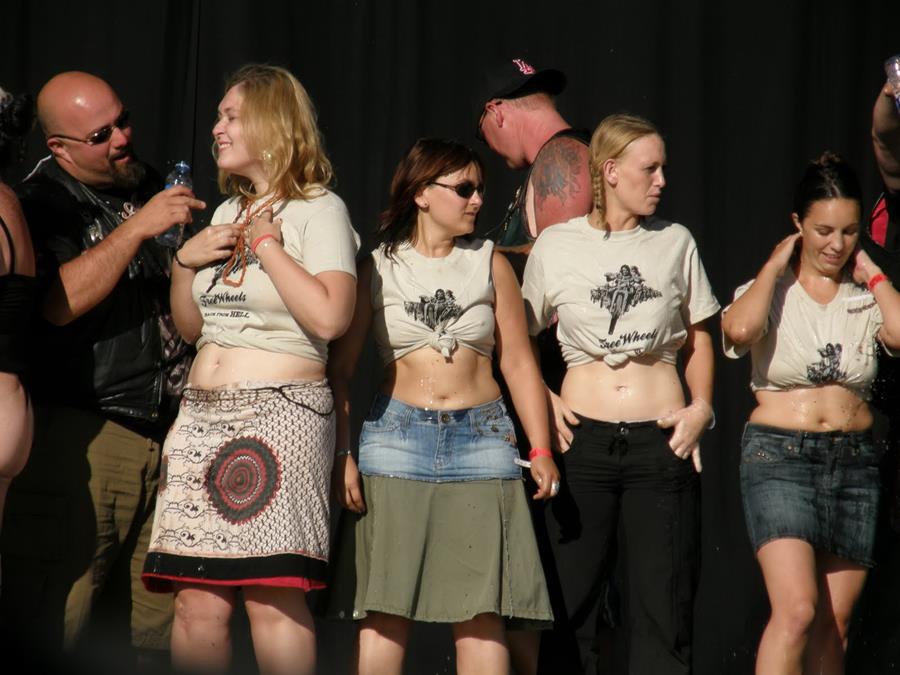 Tits and some pussies at rock concerts. Part 4. Photo 19