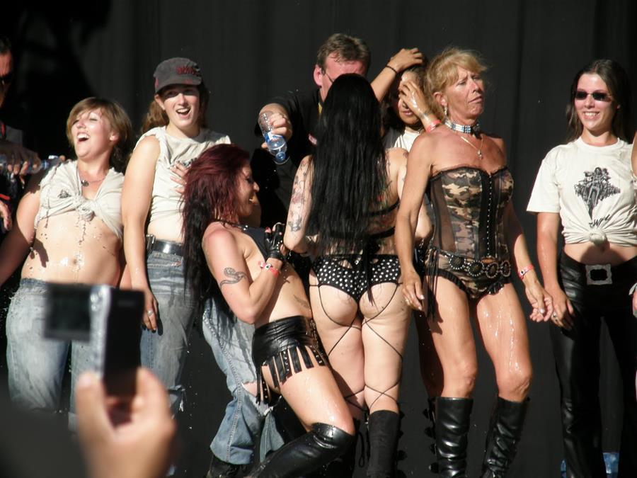 Tits and some pussies at rock concerts. Part 4. Photo 22