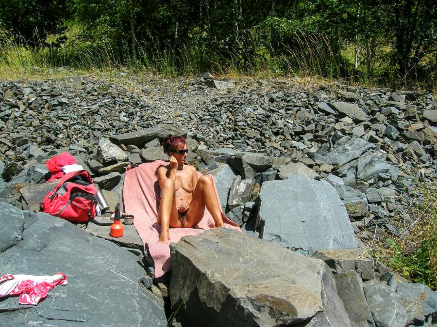 The little fluffy is sunbathing. Photo 37