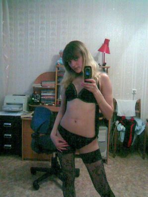 A lover of taking photos of herself on the phone. Thumb 19