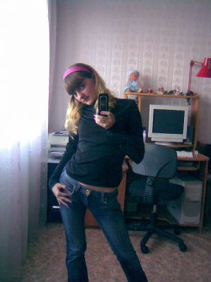 A lover of taking photos of herself on the phone. Thumb 27