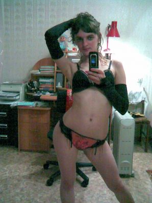 A lover of taking photos of herself on the phone. Thumb 32