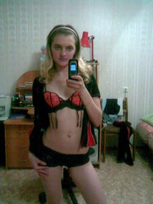 A lover of taking photos of herself on the phone. Thumb 33