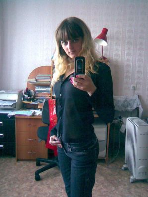 A lover of taking photos of herself on the phone. Thumb 35