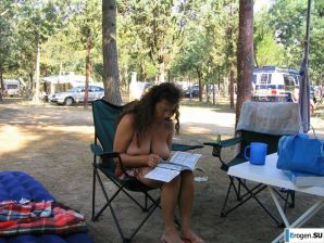 Немолодая пара на отдыхе. Эскиз 28