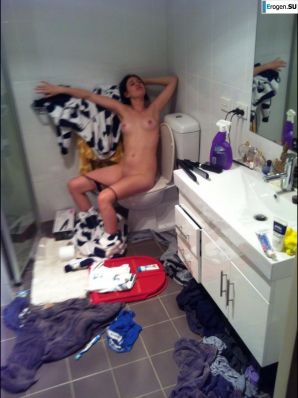 В уборной. Эскиз 49