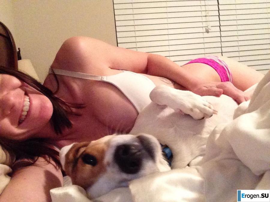 The cheerful young lady makes her selfie. Photo 48