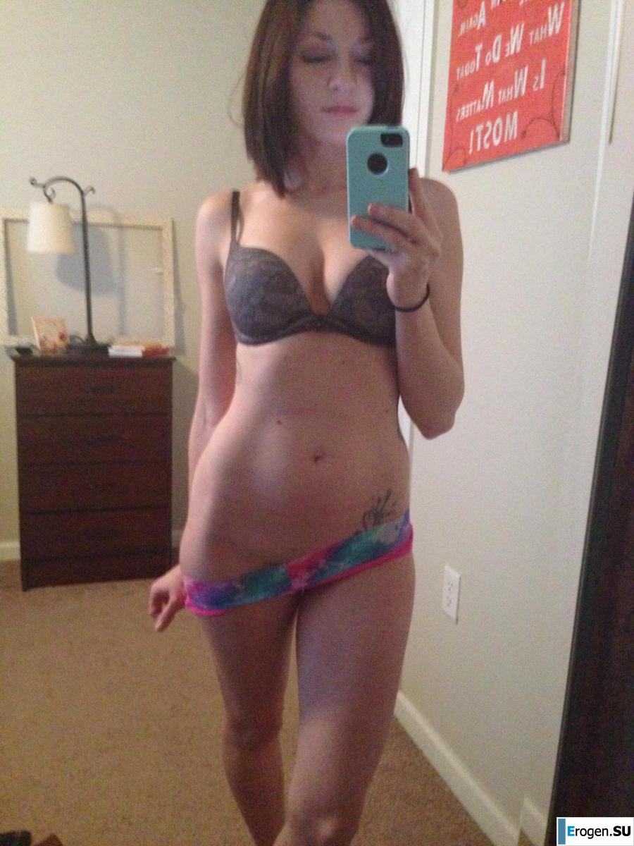 The cheerful young lady makes her selfie. Photo 5