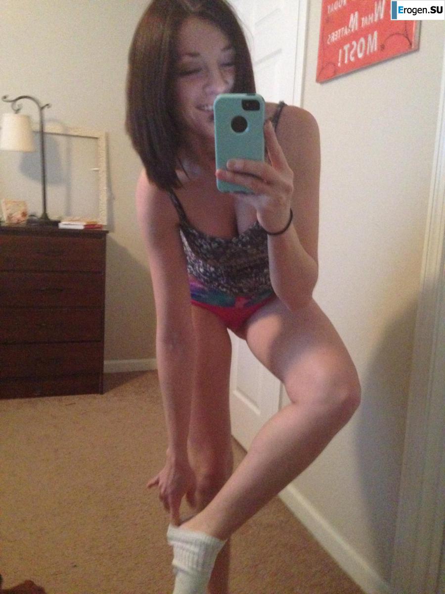 The cheerful young lady makes her selfie. Photo 52