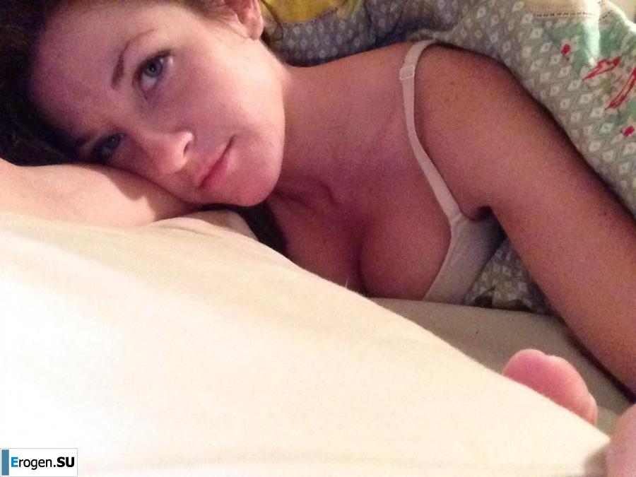 The cheerful young lady makes her selfie. Photo 7