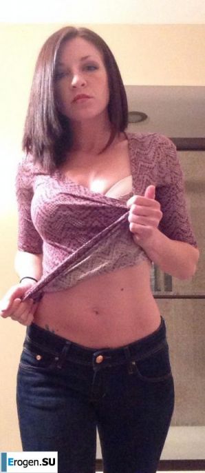 The cheerful young lady makes her selfie. Thumb 34