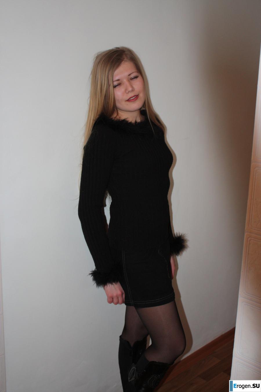 Краса на красном стуле. Фото 5