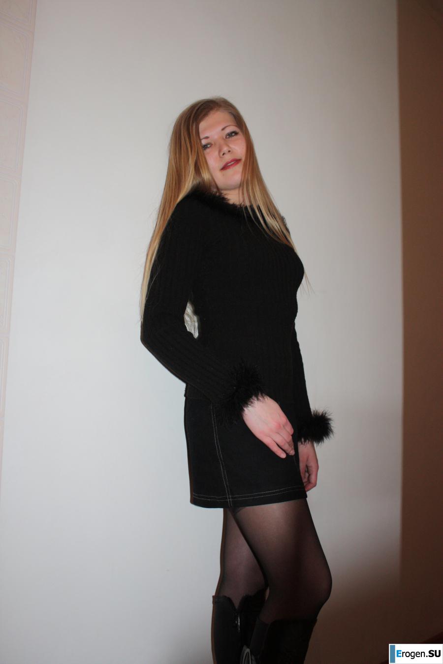 Краса на красном стуле. Фото 6