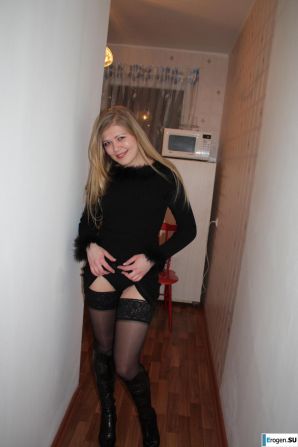 Beauty on the red chair. Thumb 12