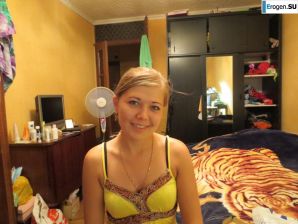 Beauty on the red chair. Thumb 35