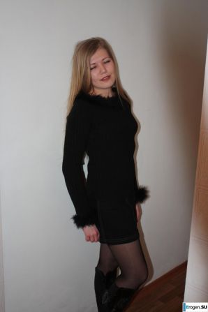 Beauty on the red chair. Thumb 5