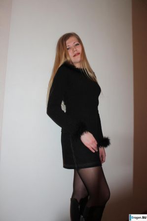 Beauty on the red chair. Thumb 6