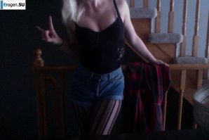 Позирует и развлекается. Эскиз 11