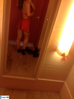 Позирует и развлекается. Эскиз 41