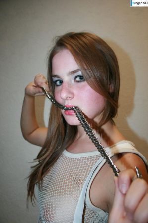 Музыкантка в драных колготках. Эскиз 16