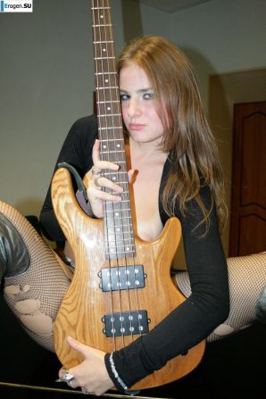 Музыкантка в драных колготках. Эскиз 17