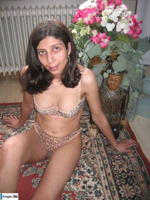 In England naked. Thumb 11