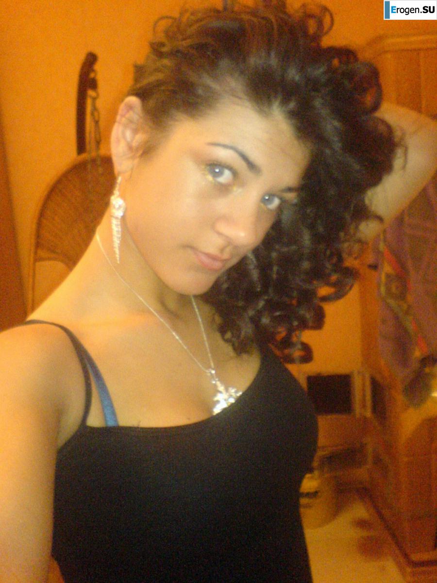 Жгучая брюнетка с пиццей. Фото 16