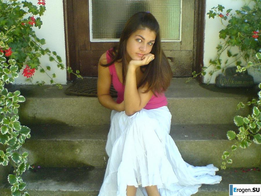 Жгучая брюнетка с пиццей. Фото 17