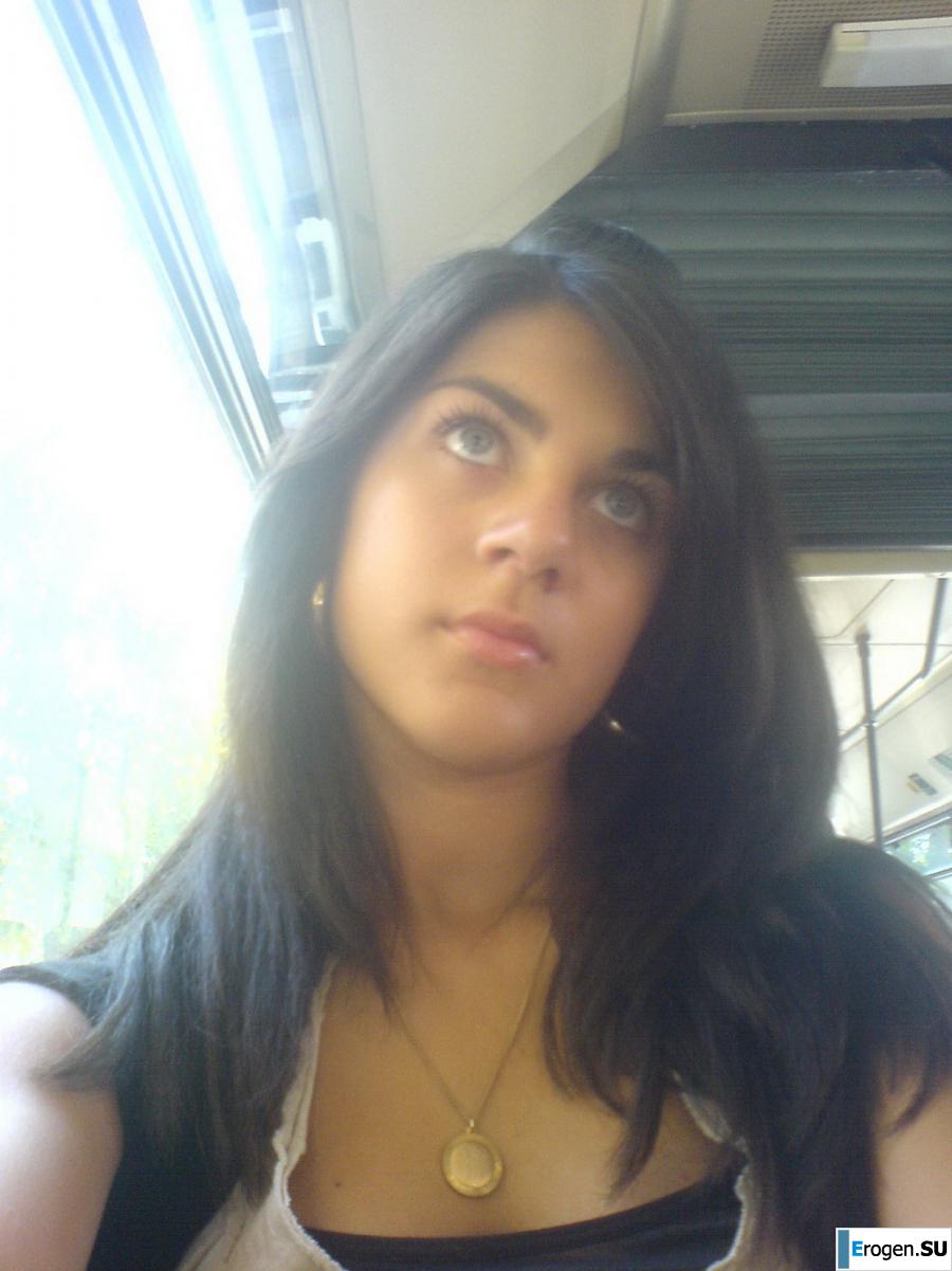 Жгучая брюнетка с пиццей. Фото 30