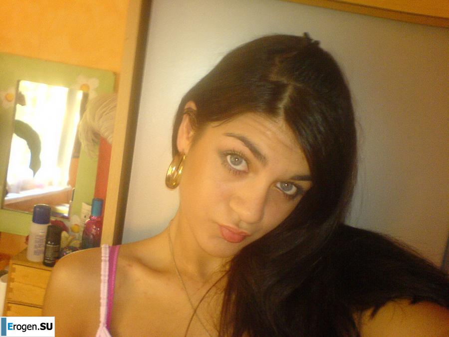 Жгучая брюнетка с пиццей. Фото 32