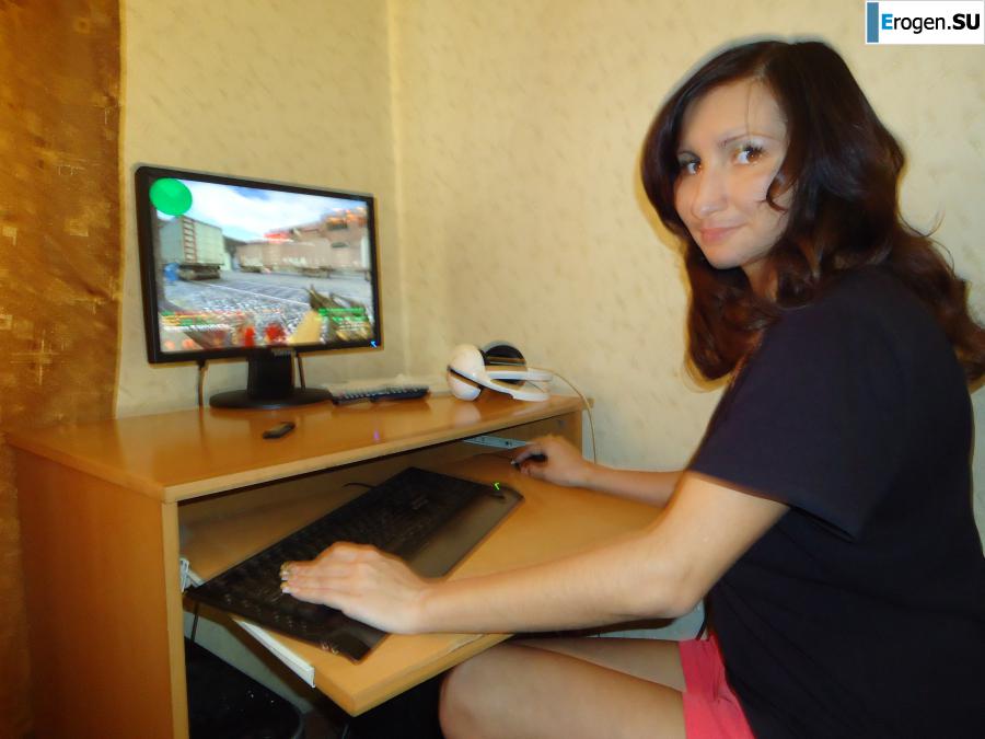 Жгучая брюнетка с пиццей. Фото 4