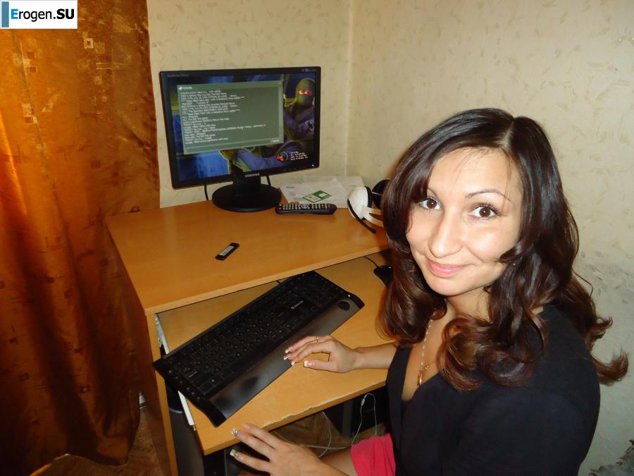 Жгучая брюнетка с пиццей. Фото 7