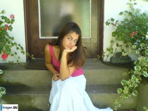 Hot brunette with pizza. Thumb 22