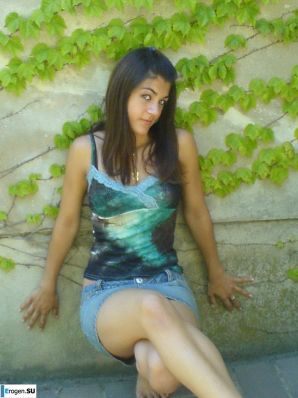 Hot brunette with pizza. Thumb 29