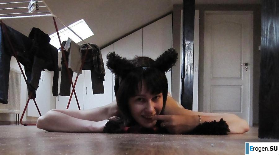 naked brunette. Photo 29