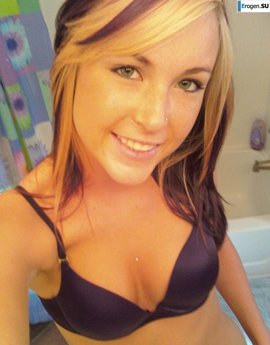 naked brunette. Photo 38