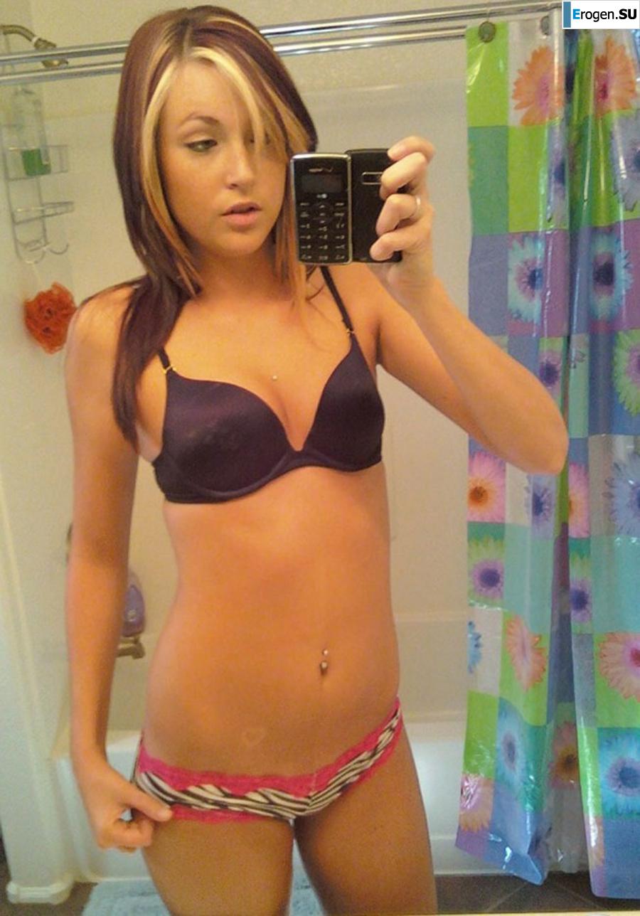 naked brunette. Photo 55