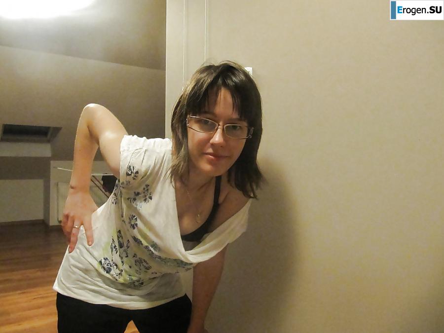 naked brunette. Photo 9