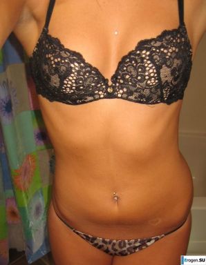 голая брюнетка. Эскиз 52