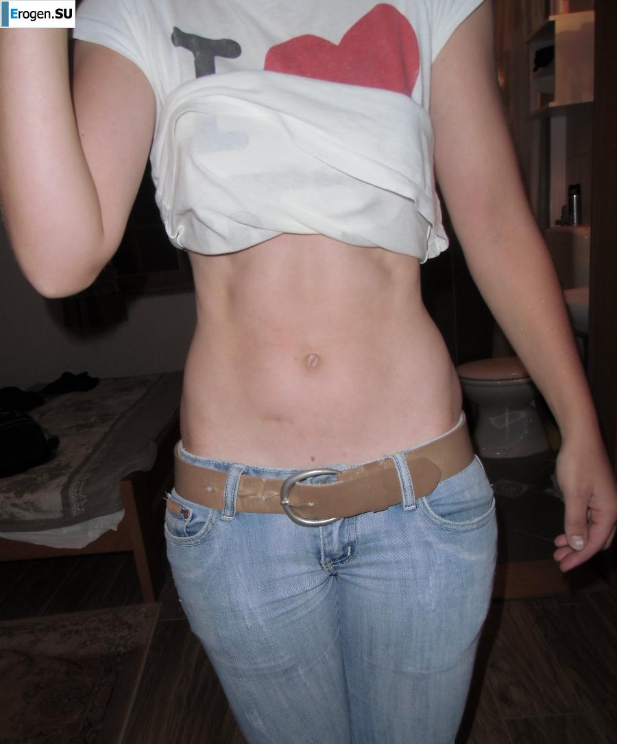 Голая в ванной. Фото 47